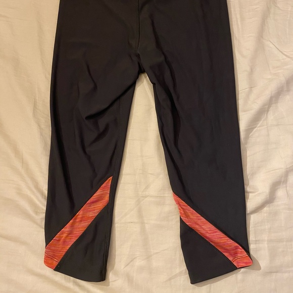 Workout Capri Leggings with pocket - Picture 2 of 4